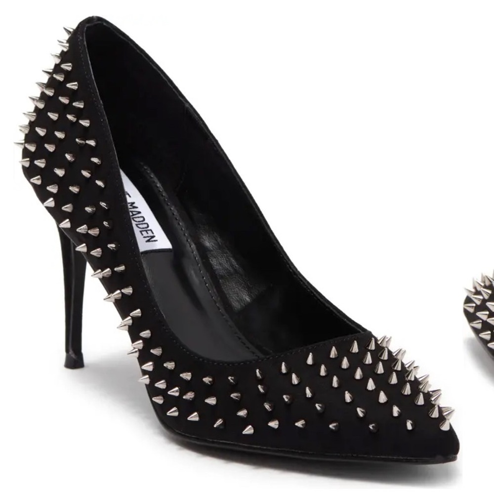Luiza Studded Pointed Toe Pump
STEVE MADDEN